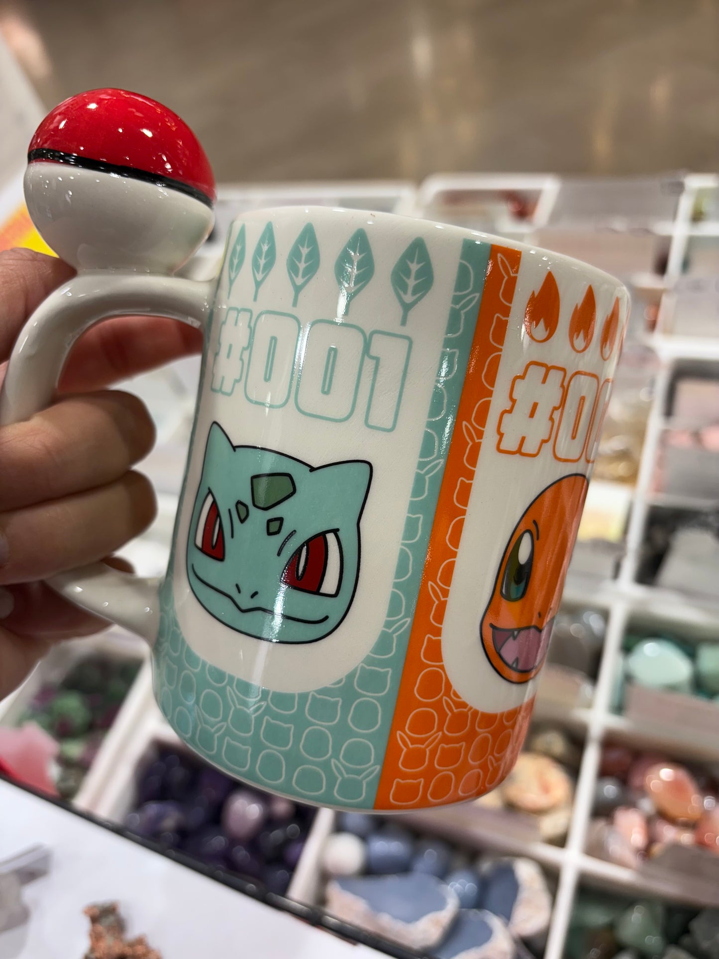 Tazza Pokemon con sfera Pokeball sul manico