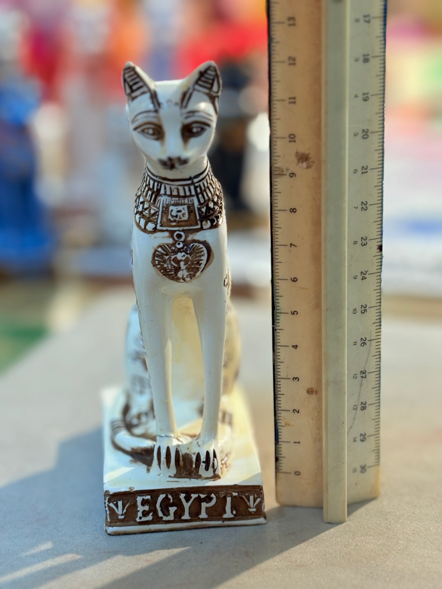 Gatto egiziano statuetta di 12 cm. Bianco con scritte