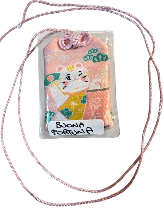 Omamori rosa con gatto “BUONA FORTUNA ”