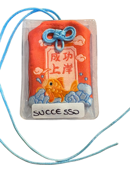 Omamori rosso e azzurro con onde e pesce“SUCCESSO”