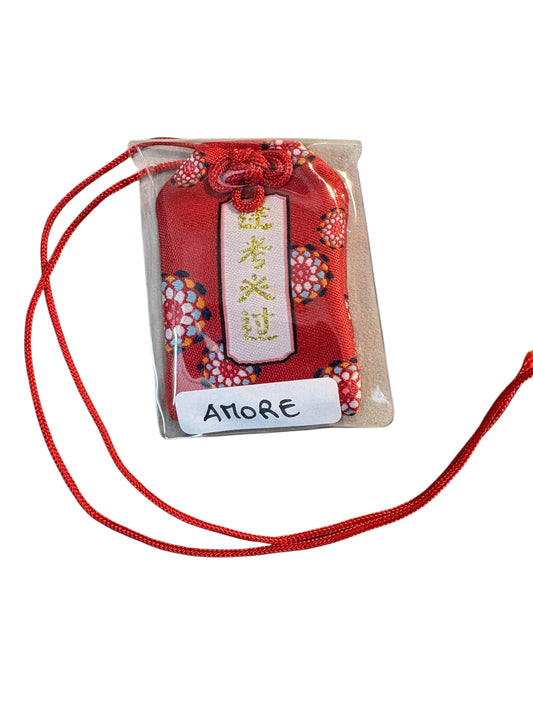 Omamori rosso e dorato  “AMORE ”
