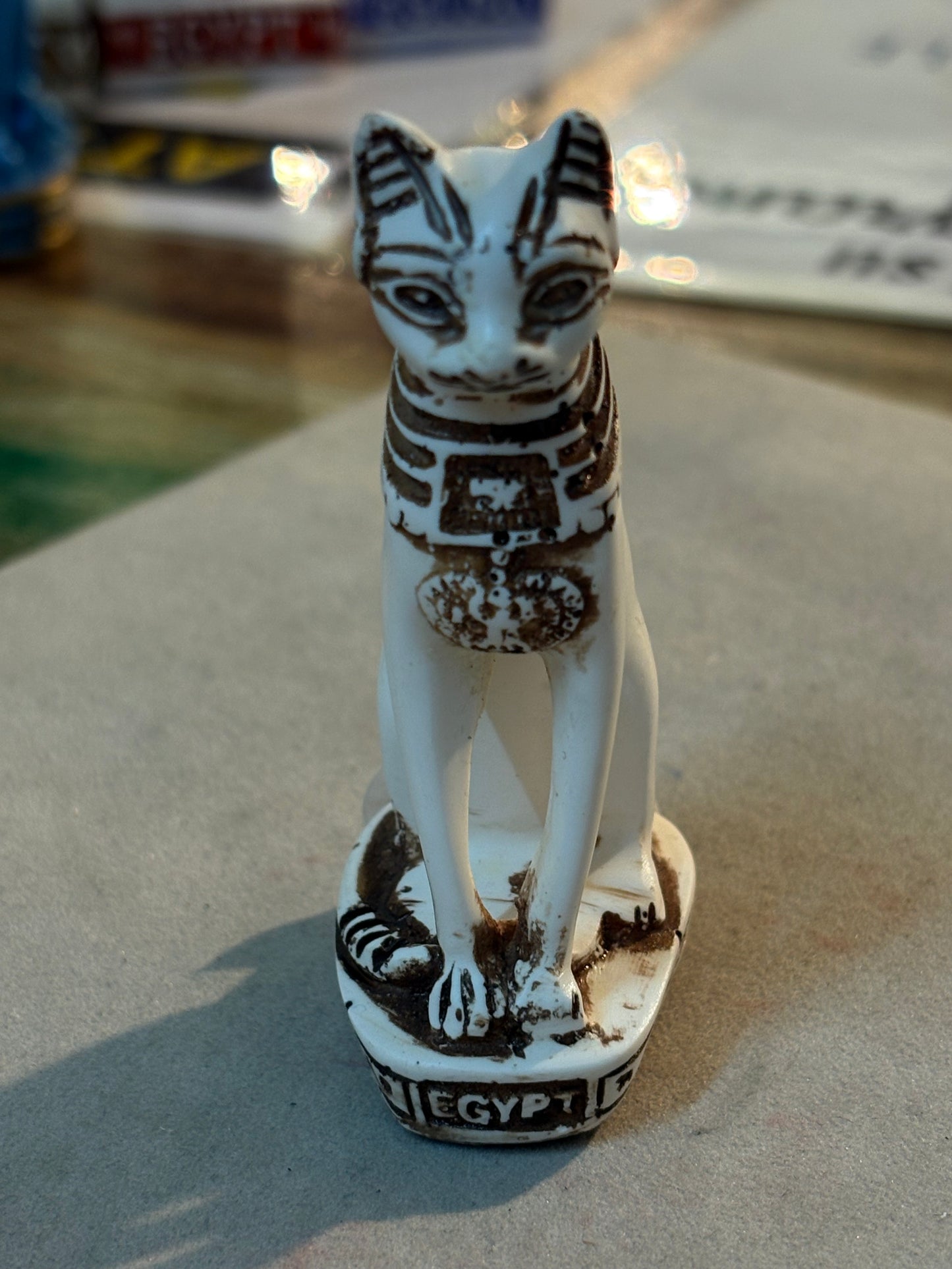 Gatto egiziano statuetta di 6.5 cm. Bianco