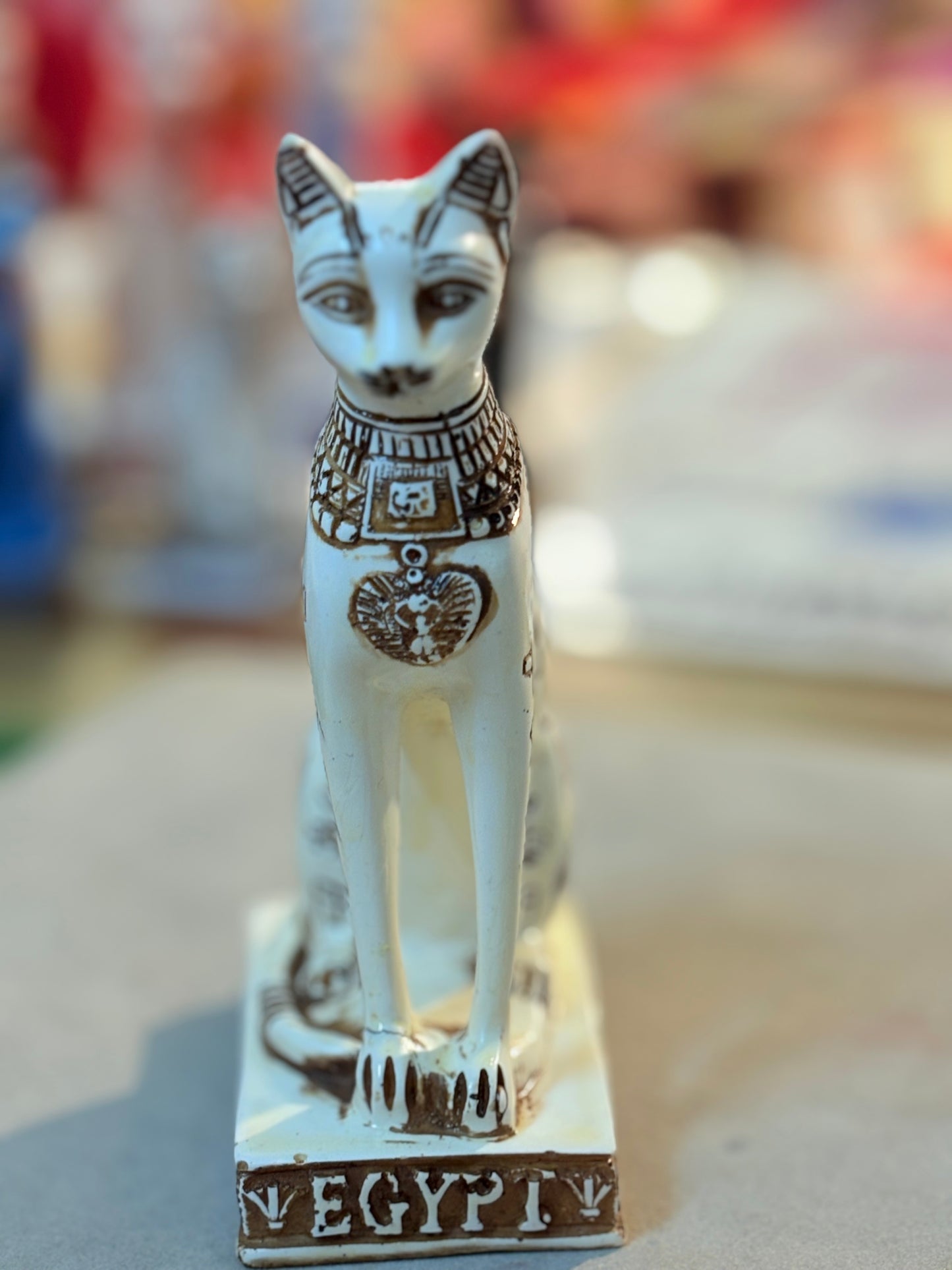 Gatto egiziano statuetta di 12 cm. Bianco con scritte