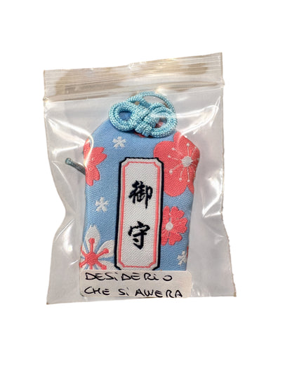 Omamori azzurro con fiori   “DESIDERIO CHE SI AVVERA”