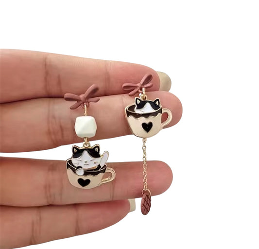 Orecchini Gattini dentro la tazza con biscotto (asimmetrici)
