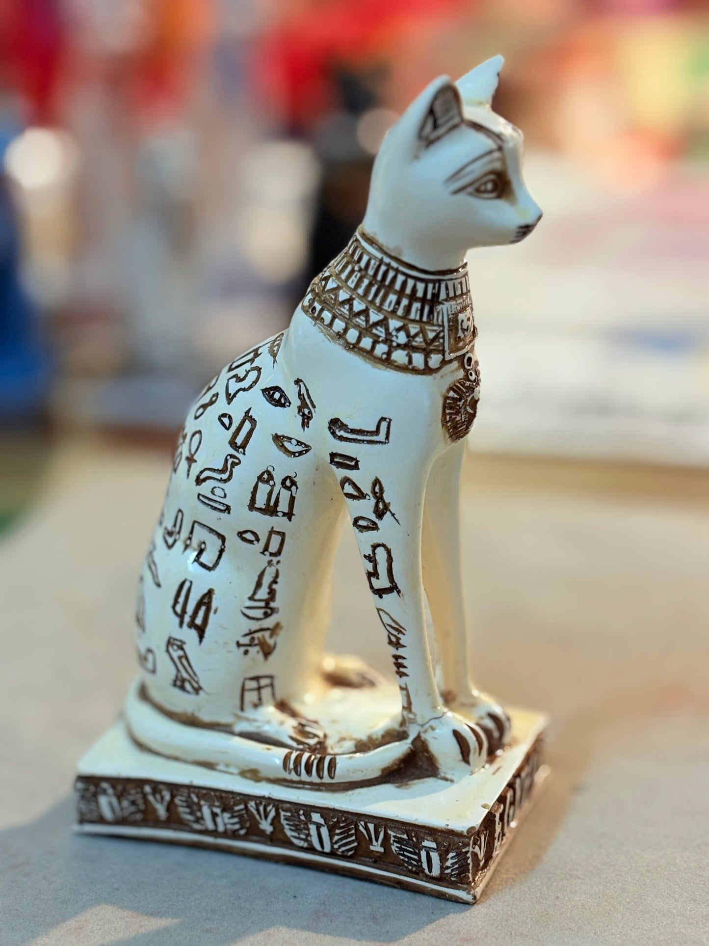 Gatto egiziano statuetta di 12 cm. Bianco con scritte