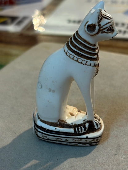 Gatto egiziano statuetta di 6.5 cm. Bianco