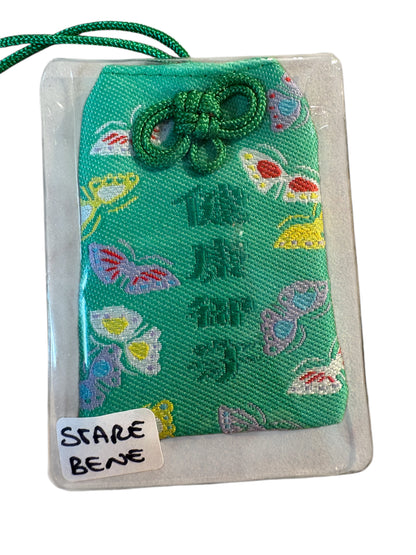 Omamori verde “STARE BENE”