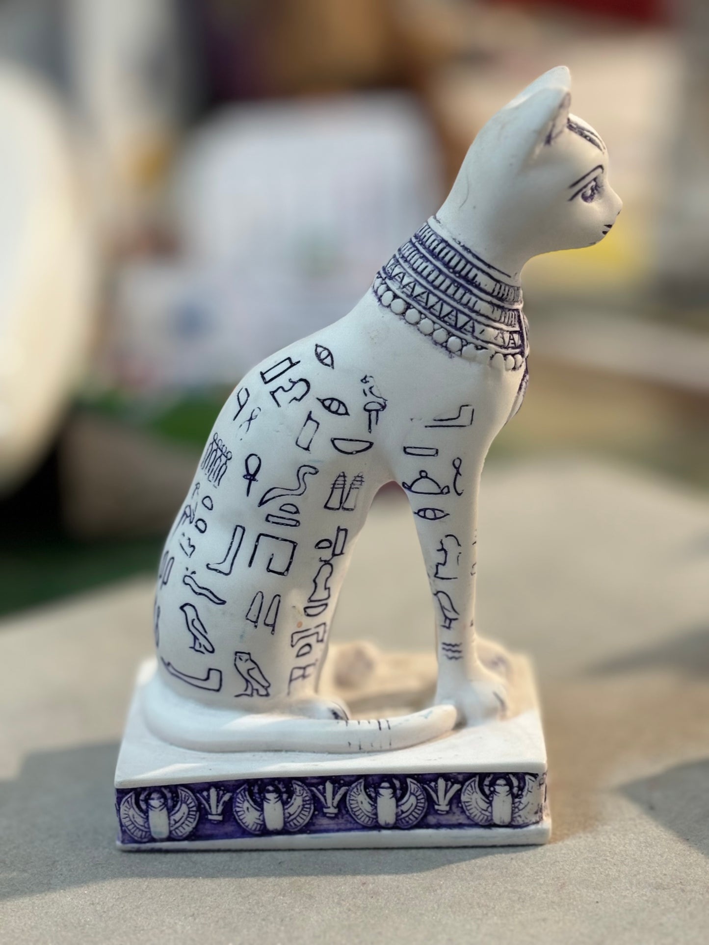 Gatto egiziano statuetta di 10.5 cm. Bianco e blu