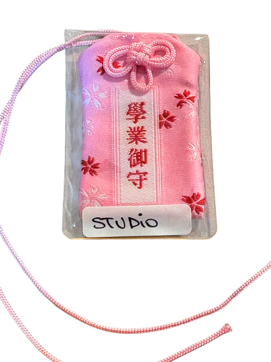 Omamori rosa e rosso “STUDIO”