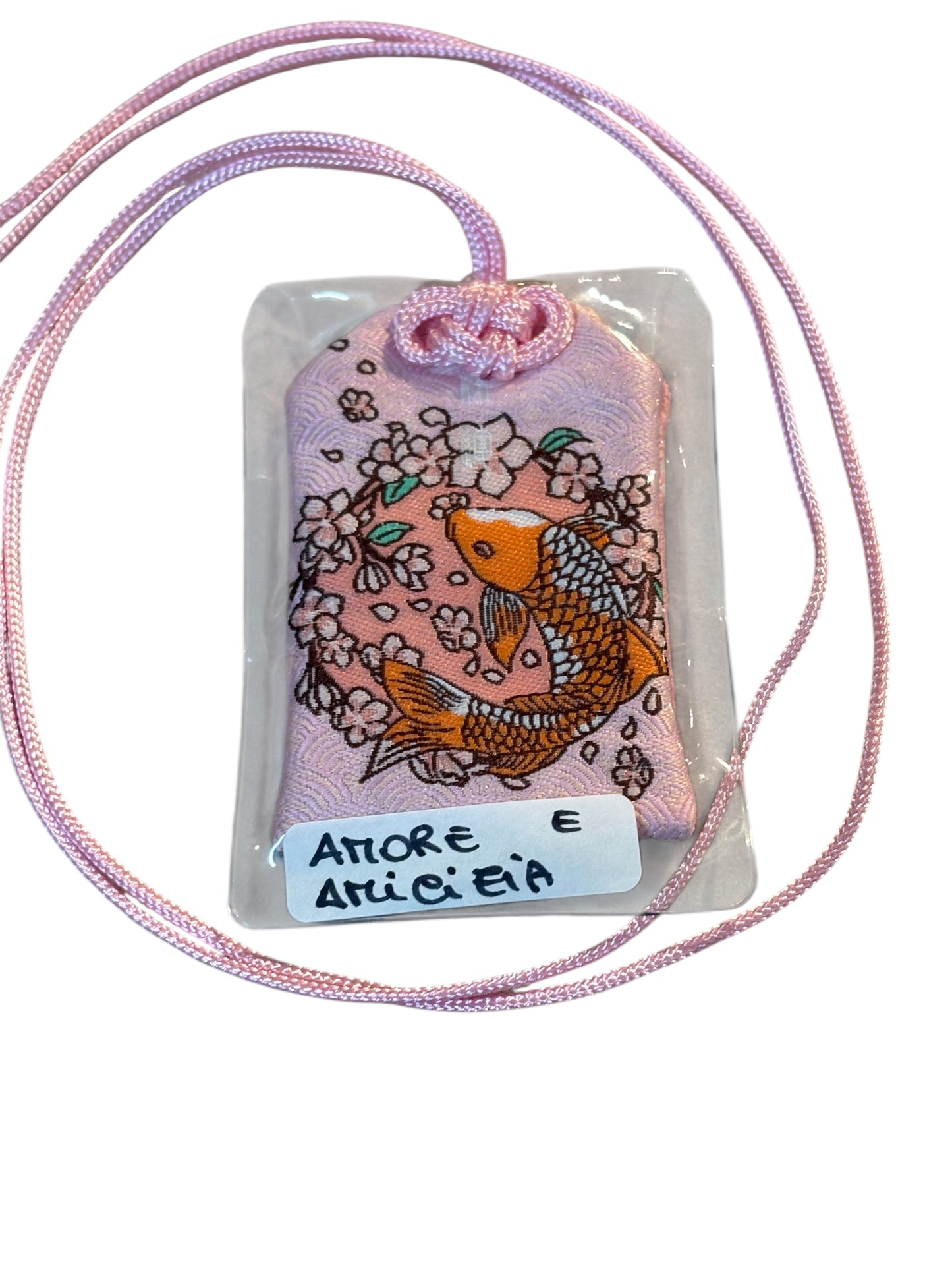 Omamori rosa con pesce karpa “AMORE E AMICIZIA”