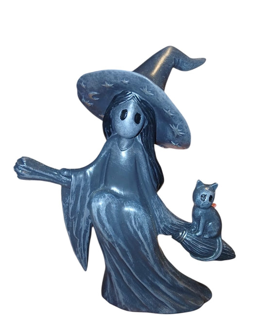 Strega magica sulla scopa con gatto