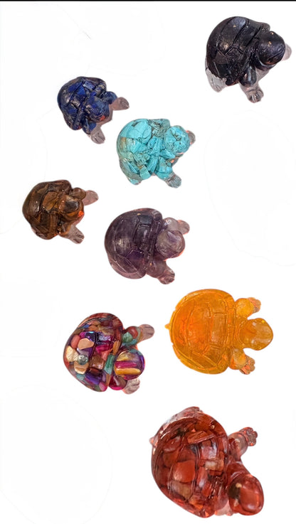 Tartaruga in Pietra di Orgonite - (lunga 5 cm) 💎 Ametista, Lapislazzuli, Occhio di tigre, Turchese, Pietra del sole, Cianite, Madreperla, Diaspro Rosso